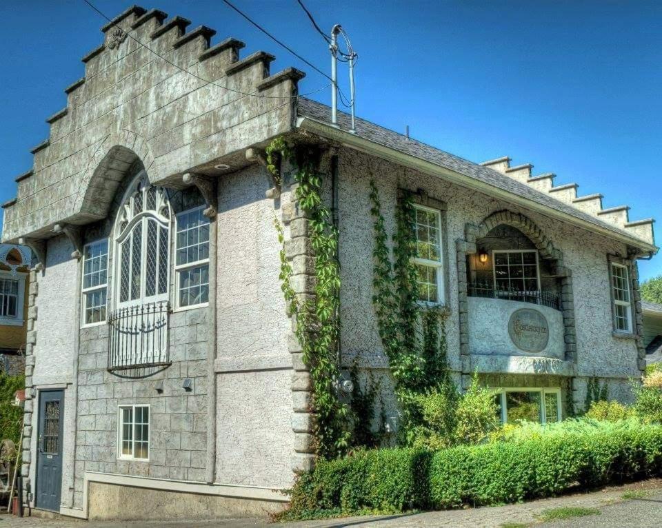 The Castle Villa Chemainus Exteriör bild